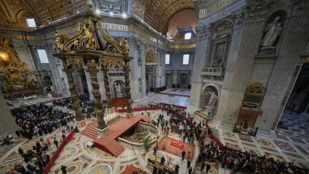 Papa Francis'in cenazesinde selfie çılgınlığı! Katoliklerden tepki