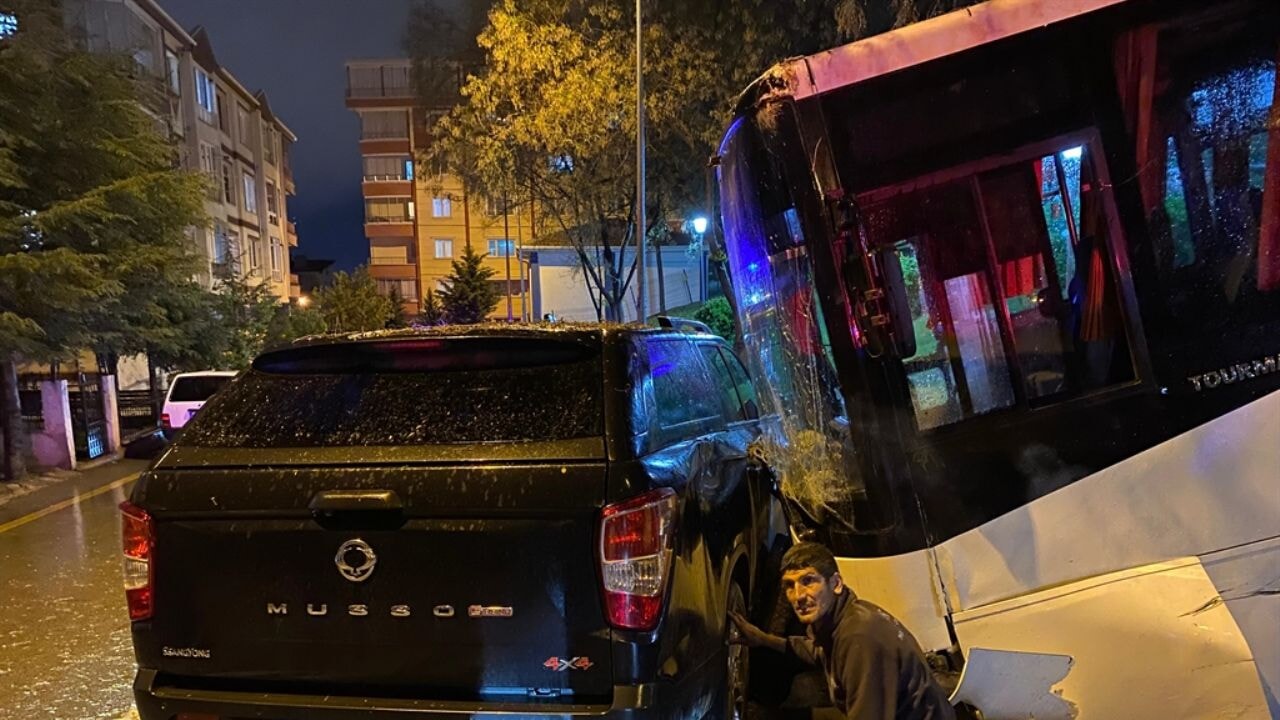 Kendiliğinden hareket eden otobüs araçlara çarptı