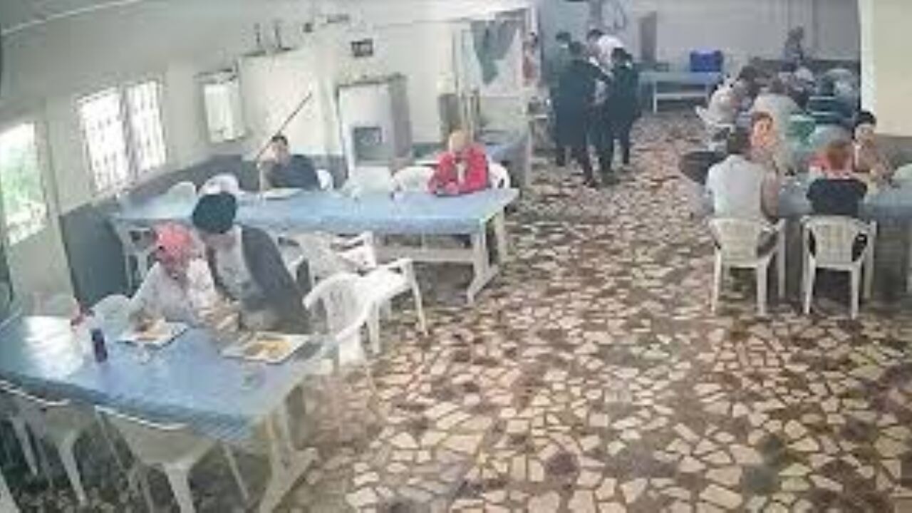 Deprem anında iş yerinin yemekhanesindeki panik anları kamerada