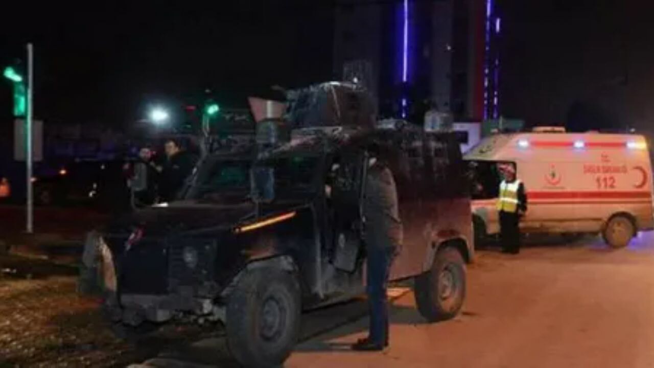 Kars'ta dehşet anı: Polis aracıyla kafa kafaya çarpıştı