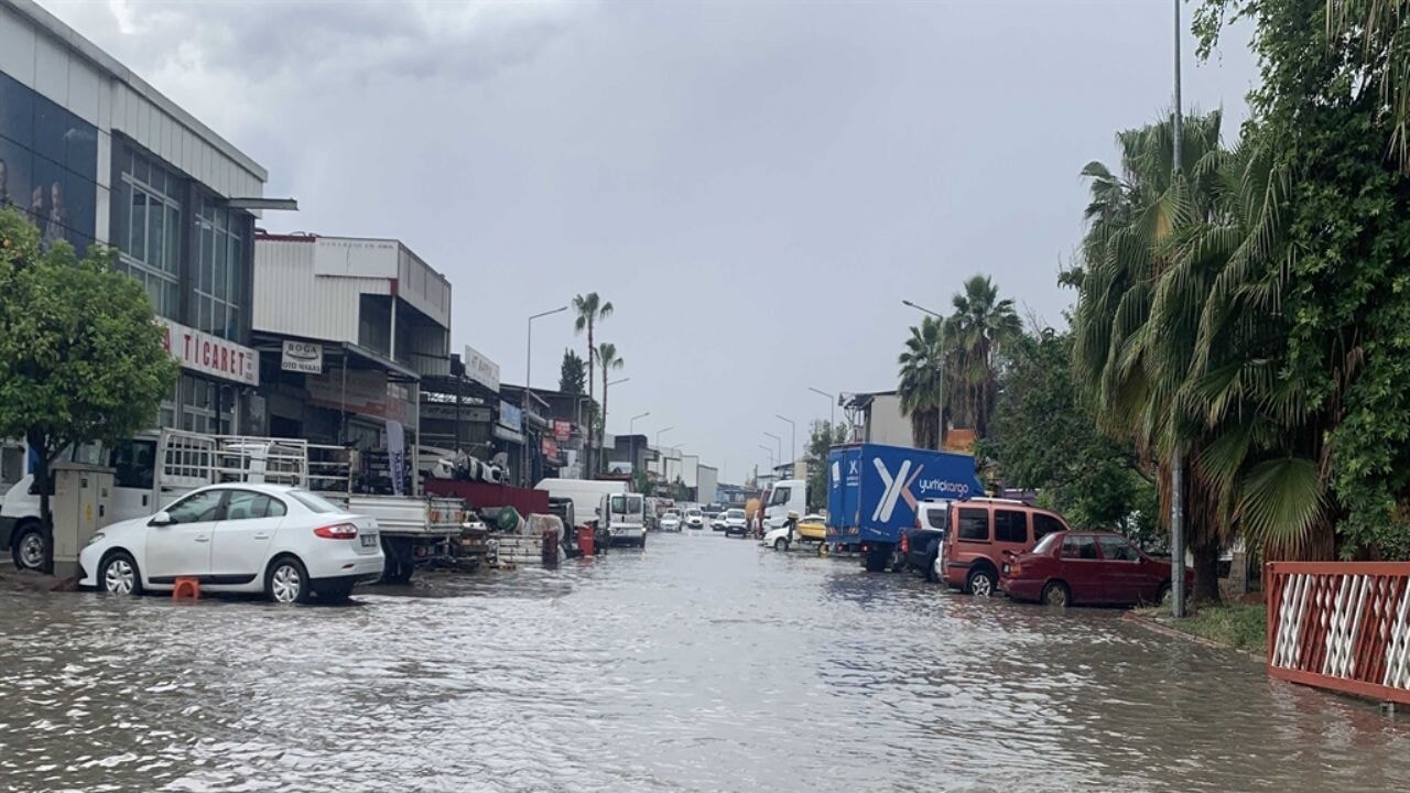 Adana'da sağanak sonrası sel görüntüleri