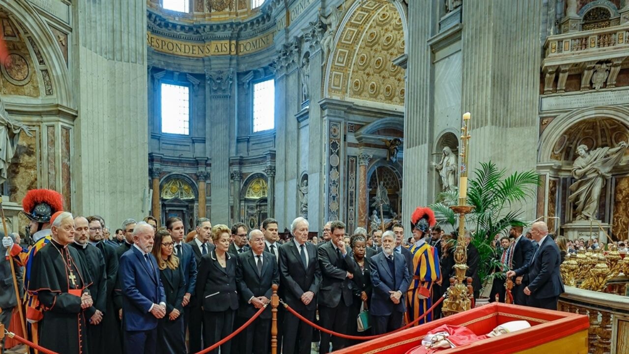 Papa Franciscus'un cenaze törenine 140 bin kişi katıldı