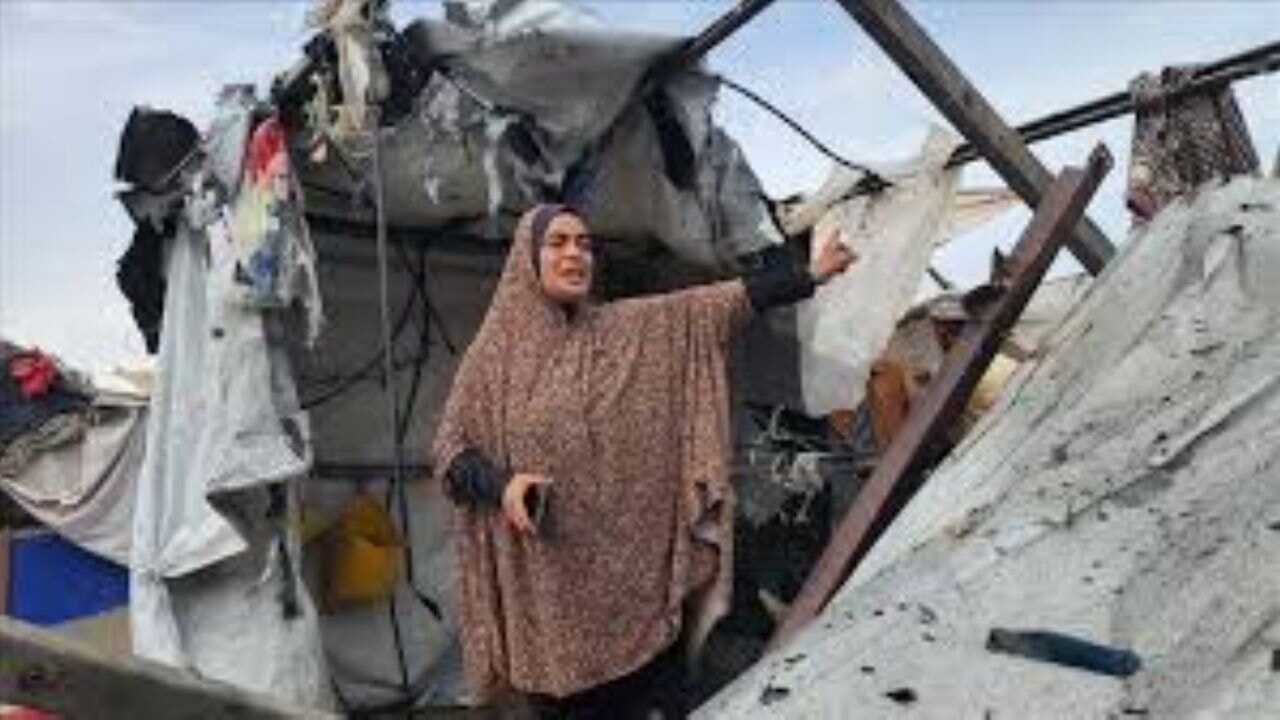 İsrail ordusu, Han Yunus'ta yerinden edilmiş Filistinlilerin sığındığı çadırları hedef aldı