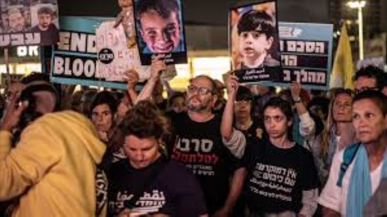 Gazze'de İsrail saldırılarında öldürülen Filistinli çocukların fotoğrafları Tel Aviv'deki gösteride taşındı