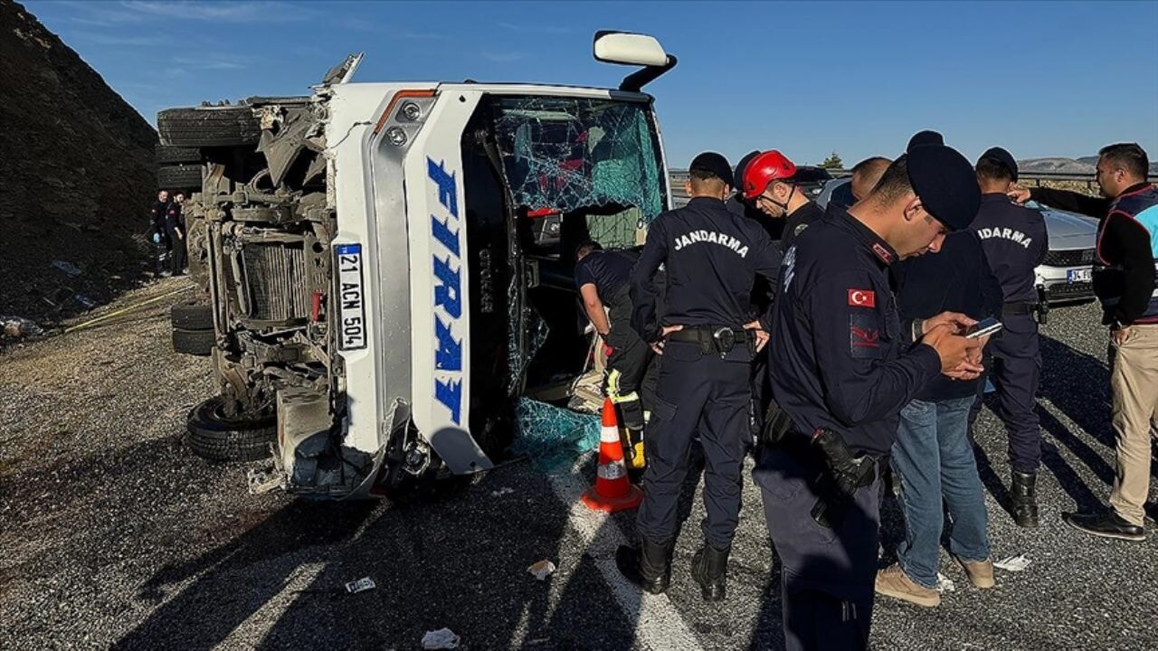 Elazığ'da feci kaza: Midibüs devrildi, yol trafiğe kapandı!