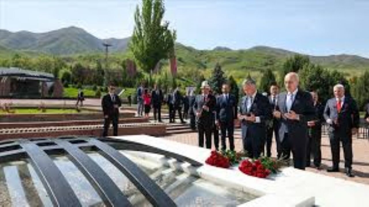 TBMM Başkanı Kurtulmuş, Kırgızistan'da Ata-Beyit Ulusal Tarih ve Anıt Kompleksi'ni ziyaret etti