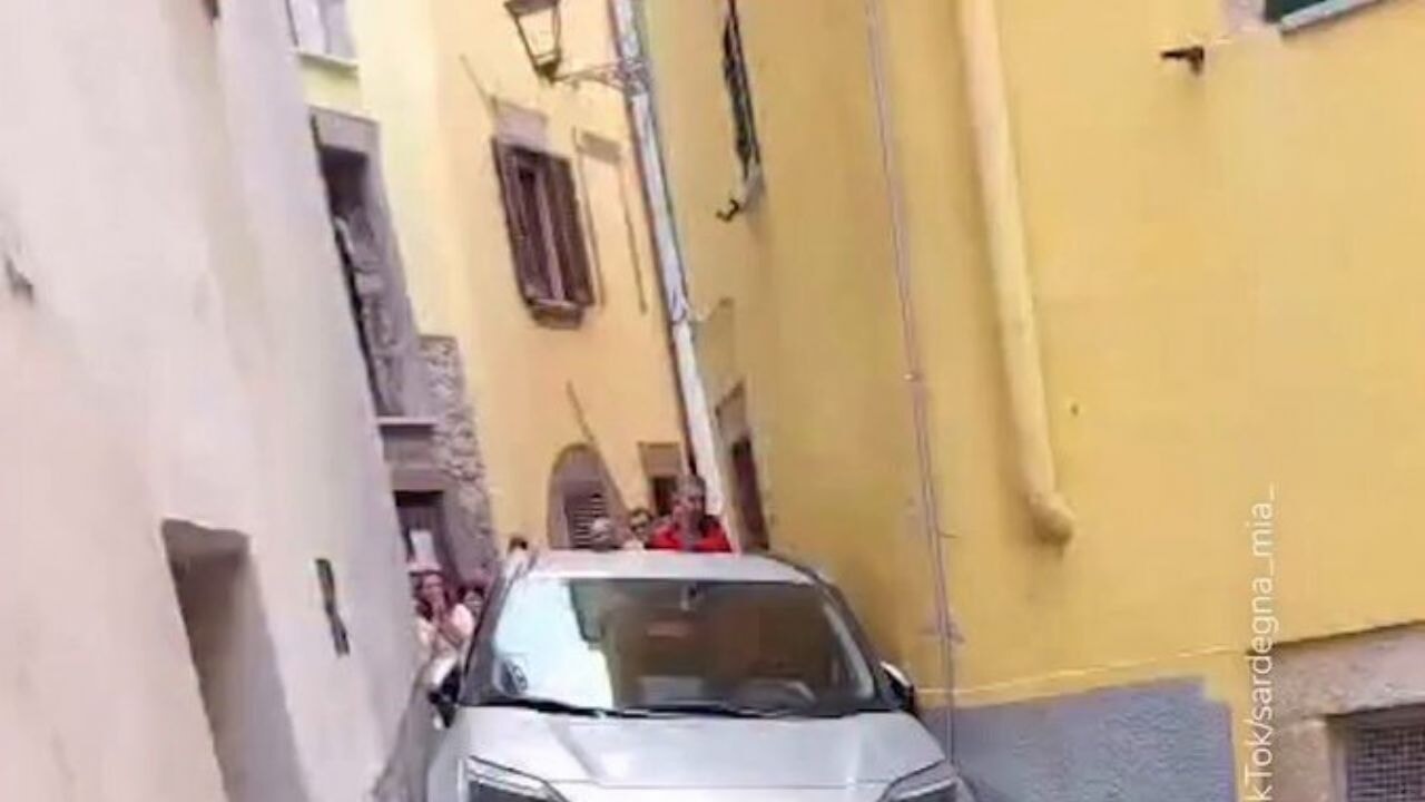 Navigasyon azizliği! Turist grubu İtalya'da dar sokakta mahsur kaldı