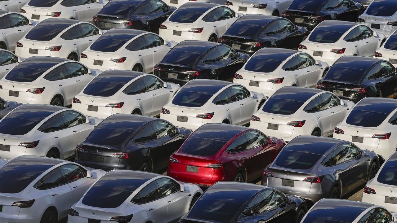 Tesla batıyor: Satışlar dibe vurdu, kar hızla geriliyor