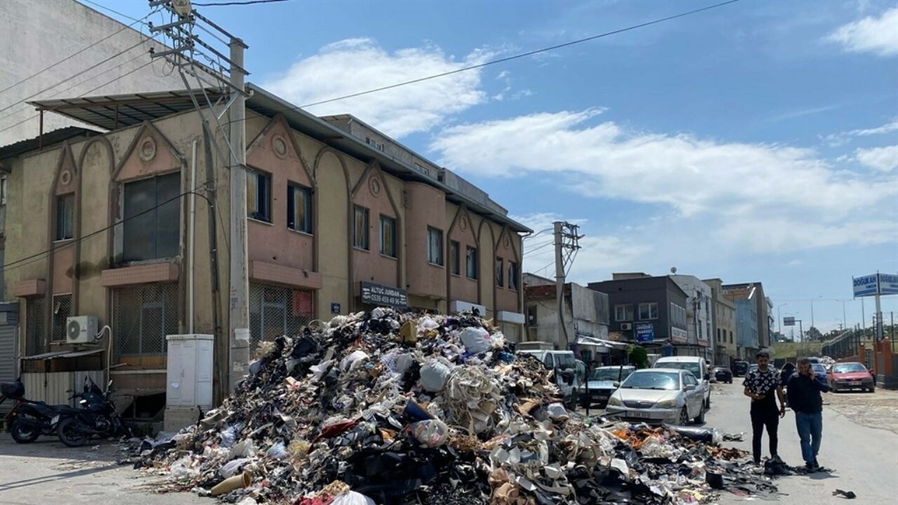 İzmir'de dağ gibi çöp yığınları! Büyük yangın tehlikesi...