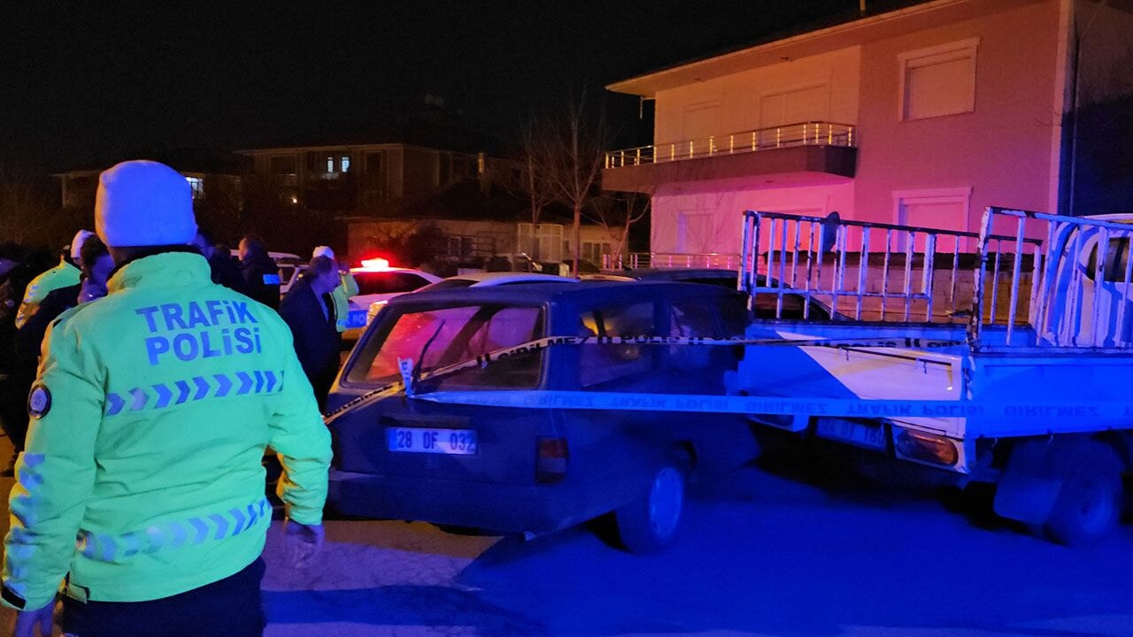 Antalya'da otomobil kamyonete çarptı: Genç sürücü hayatını kaybetti