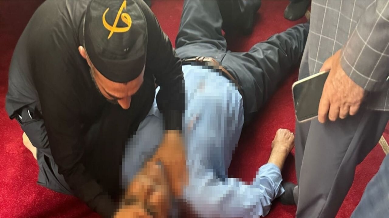 Camide namaz kılarken bıçaklandı