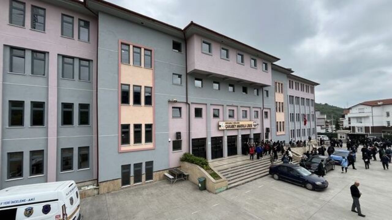 Ders sırasında feci kaza! Öğrenci 4. kattan aşağıya düştü