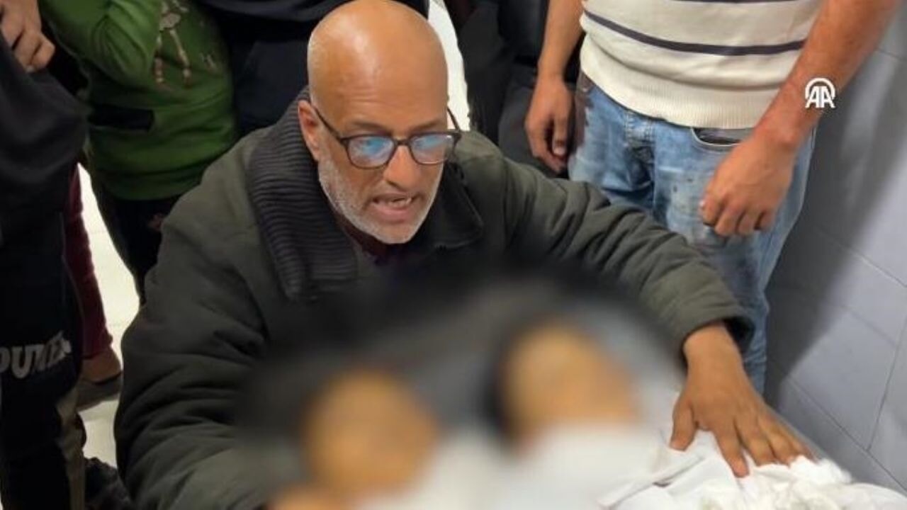 Filistinli babanın çocuklarına veda ettiği görüntüler yürek burktu