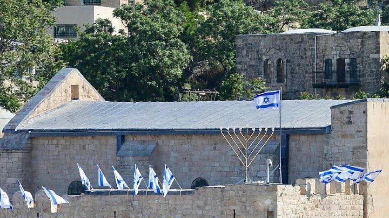 İşgalci İsrailliler, El Halil'deki İbrahim Camisine İsrail bayrağı astı