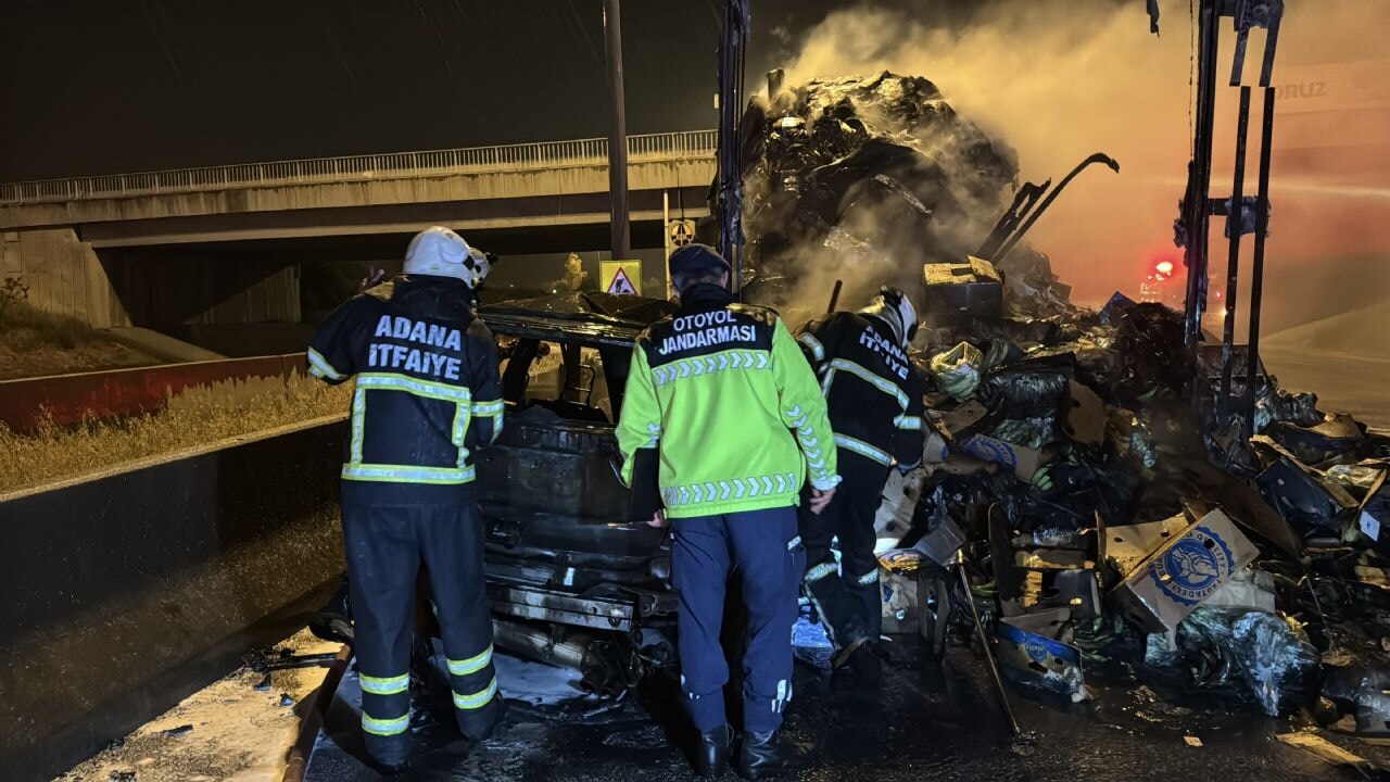 Adana'da feci kaza: Cip iki araca çarpıp alev aldı
