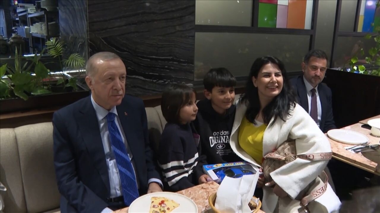 Cumhurbaşkanı Erdoğan, kafede vatandaşlarla sohbet etti
