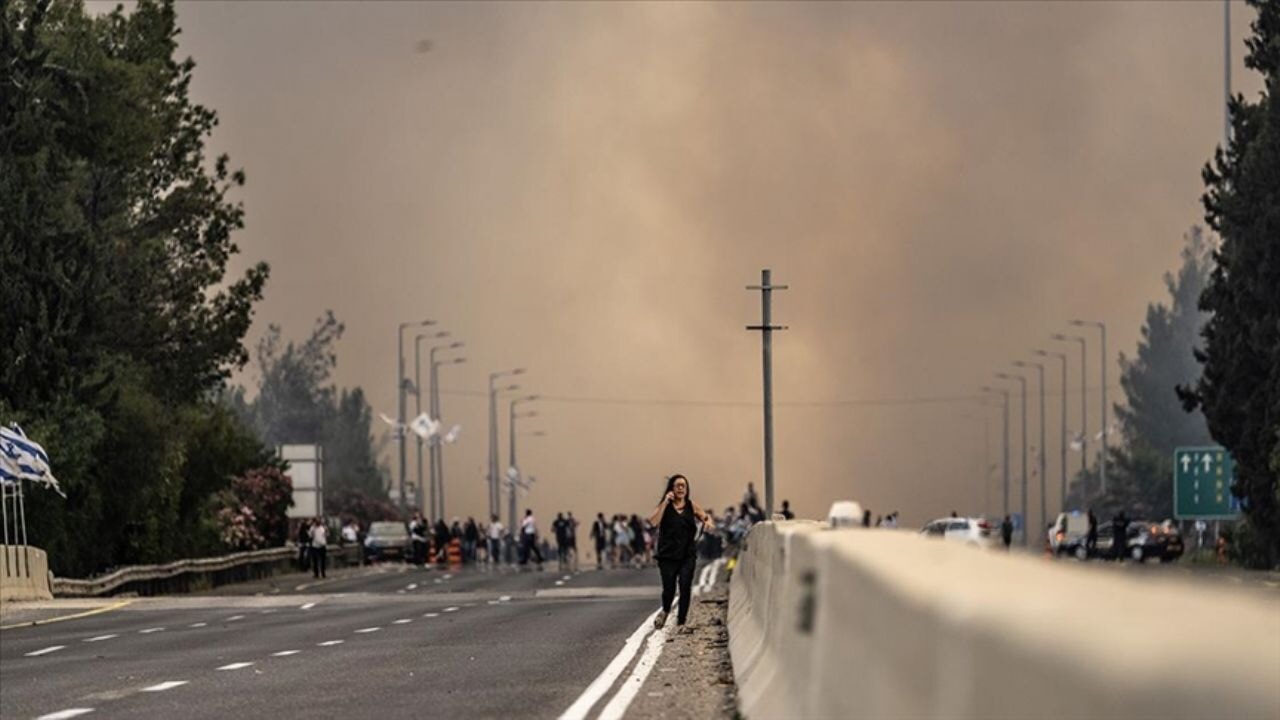 İsrail İtfaiyesi: Kudüs ile Tel Aviv arasında çıkan yangın ülke tarihinin en büyük yangınlarından biri