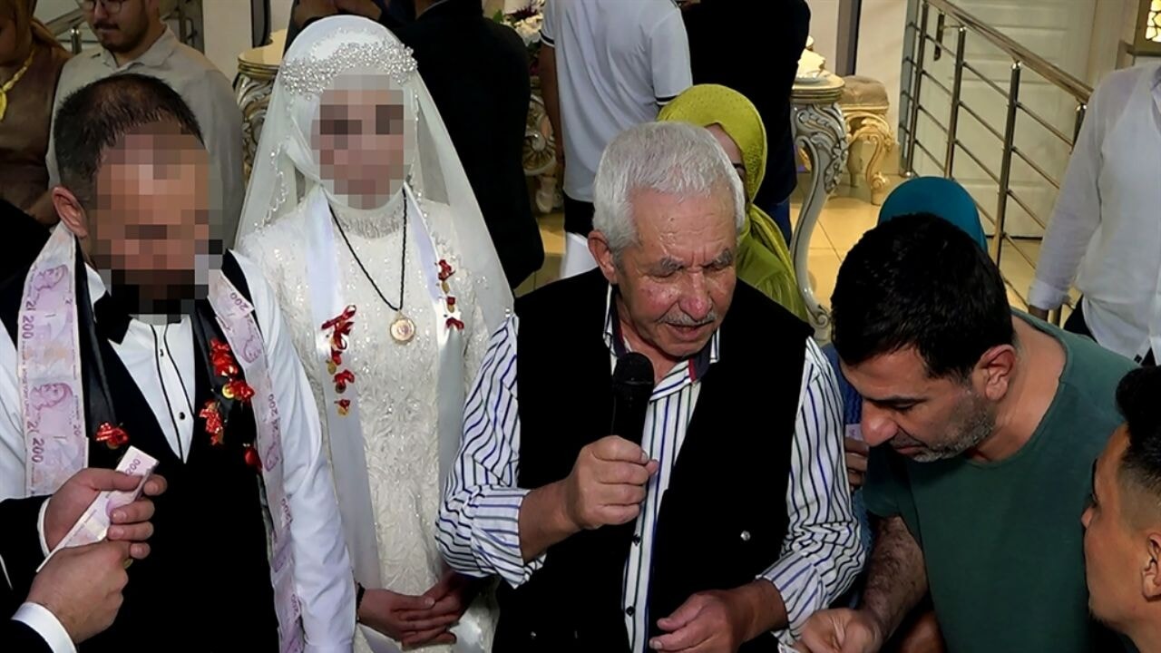 Oyun içinde oyun: Eğlenip pastasını yedikten sonra çalıyor