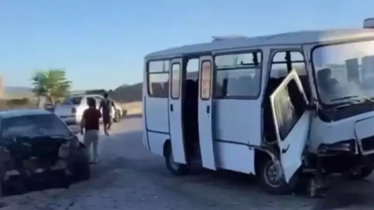 Ankara'da minibüs ile otomobil çarpıştı!