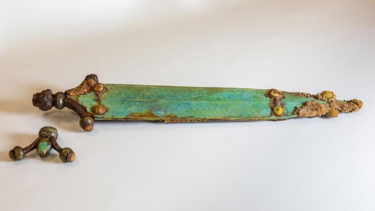 Fransa'da 2 bin 300 yıllık sırlı kelt kılıcı bulundu