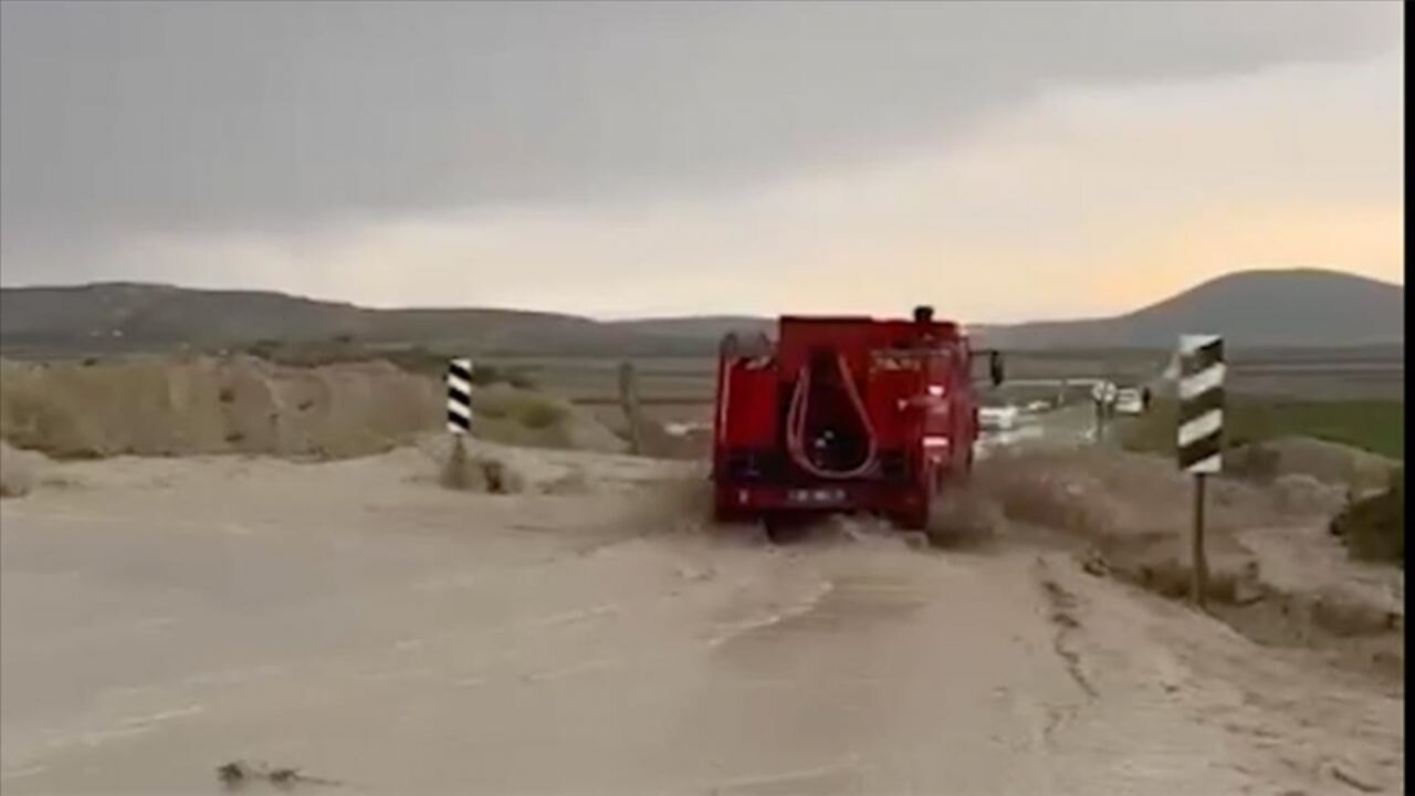 Ankara'da itfaiye aracı sele kapıldı