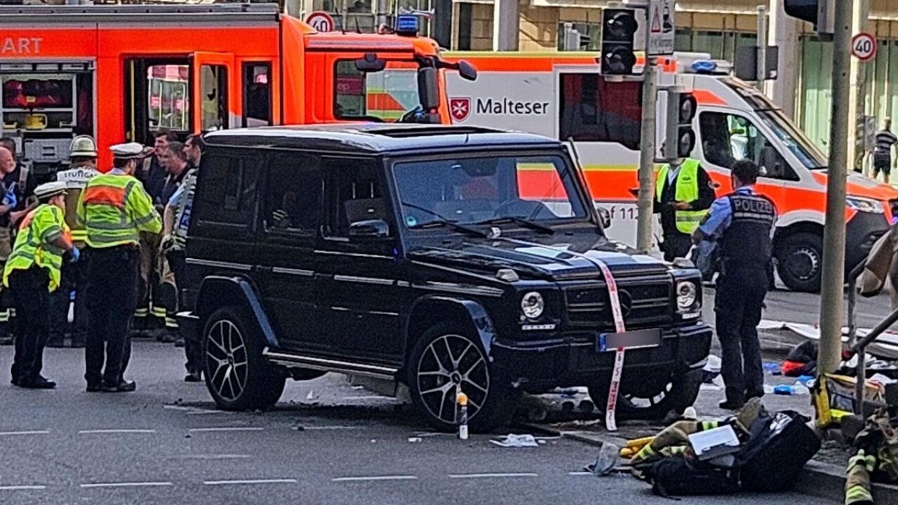Almanya'da bir araç kalabalığın arasına daldı