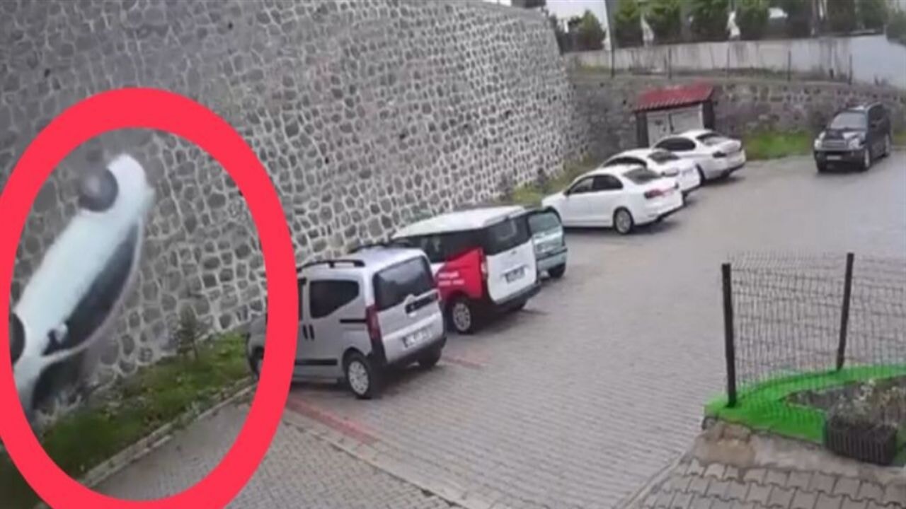 Site bahçesine düşen aracın sürücüsü öldü