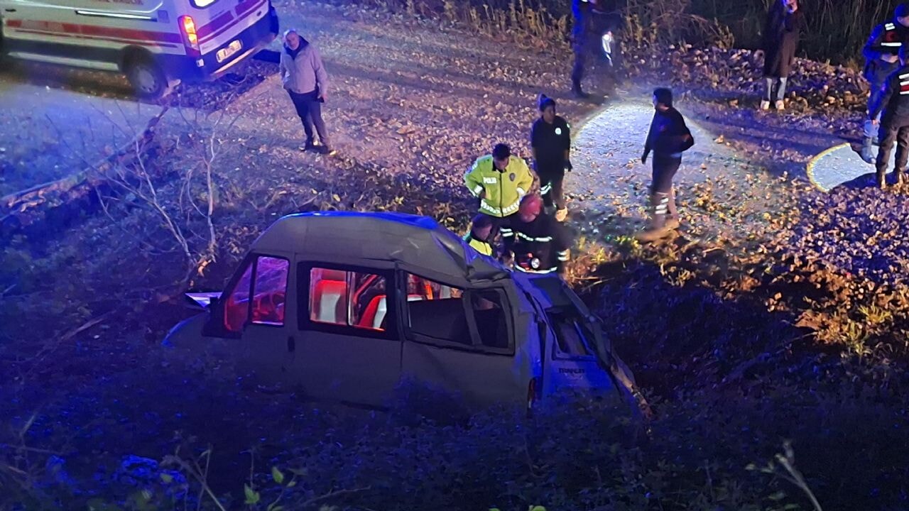 Samsun'da trafik kabusu! Şarampole devrilen minibüs faciaya neden oldu