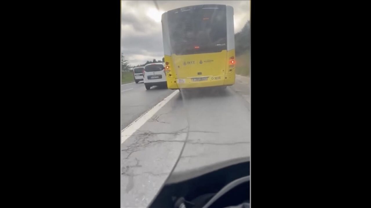 İETT otobüsü emniyet şeridinde