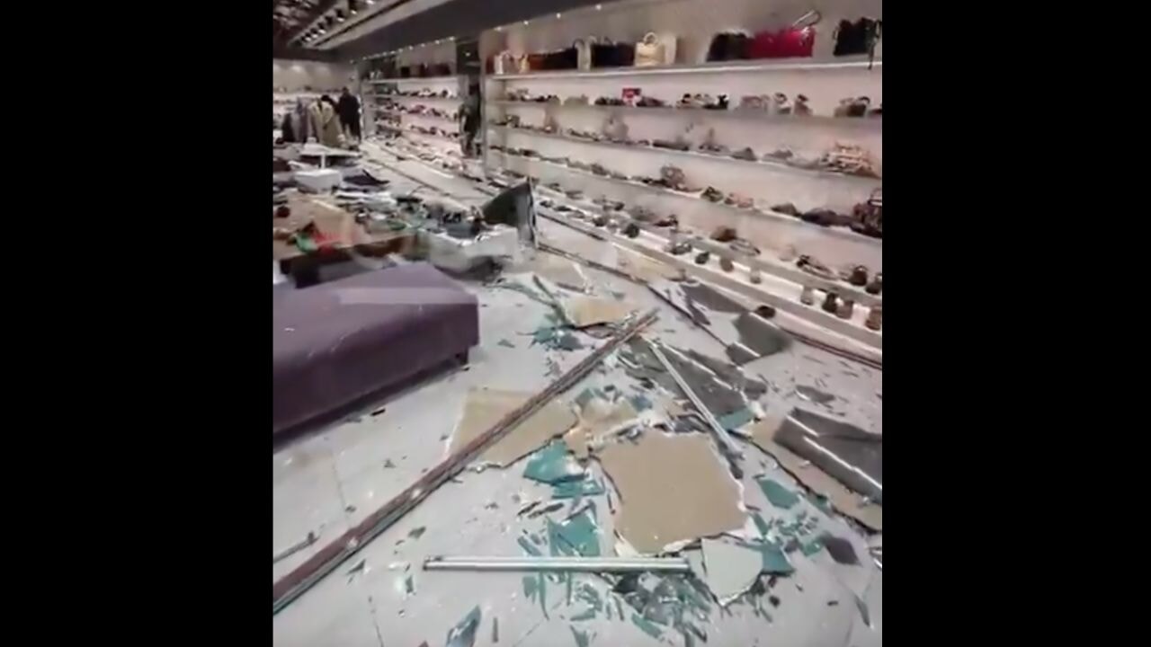 Mersin'de mağazanın cam tavanı çöktü: 2 yaralı