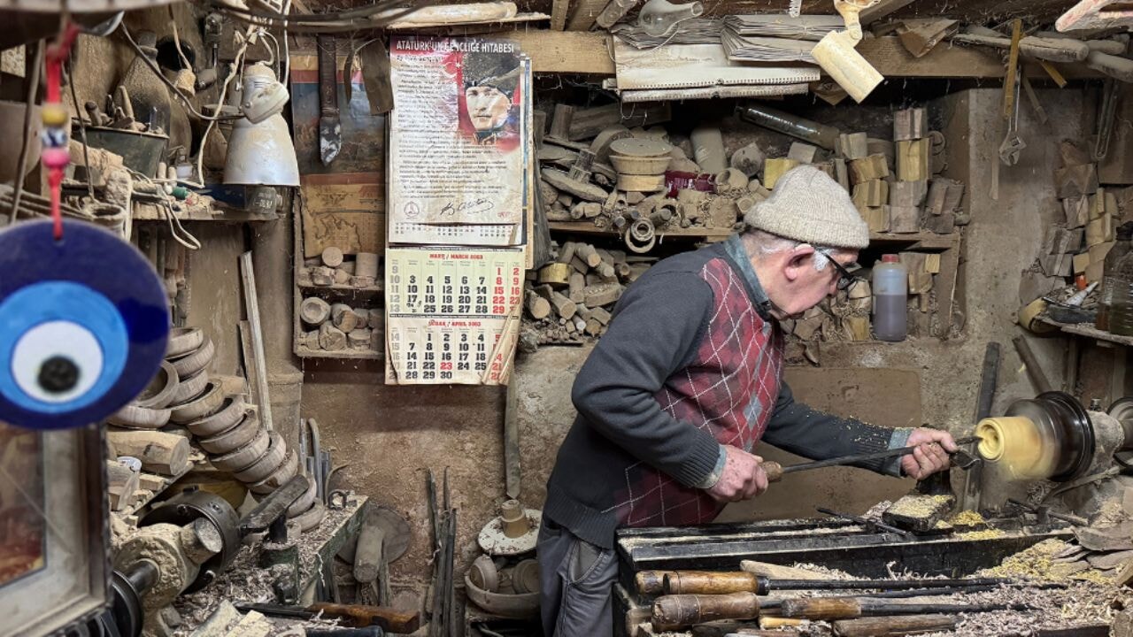Amasralı Ali Rıza usta, baba mirası mesleğinde 55 yıldır ağaçlara şekil veriyor