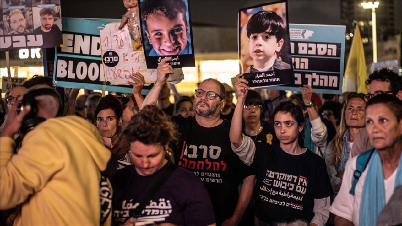 İsrail'deki gösteride, öldürülen Filistinli çocukların fotoğrafları taşındı