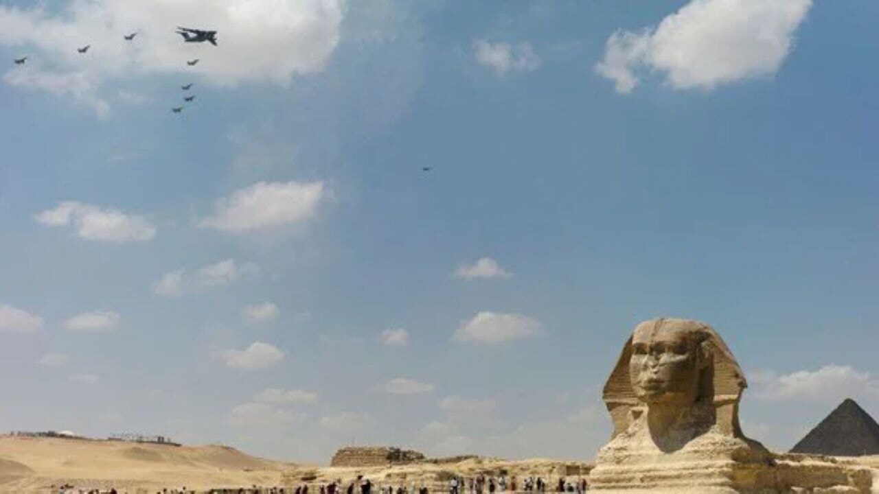 Çin savaş uçakları Mısır semalarında: Mısır, Çin'e mi yanaşıyor?