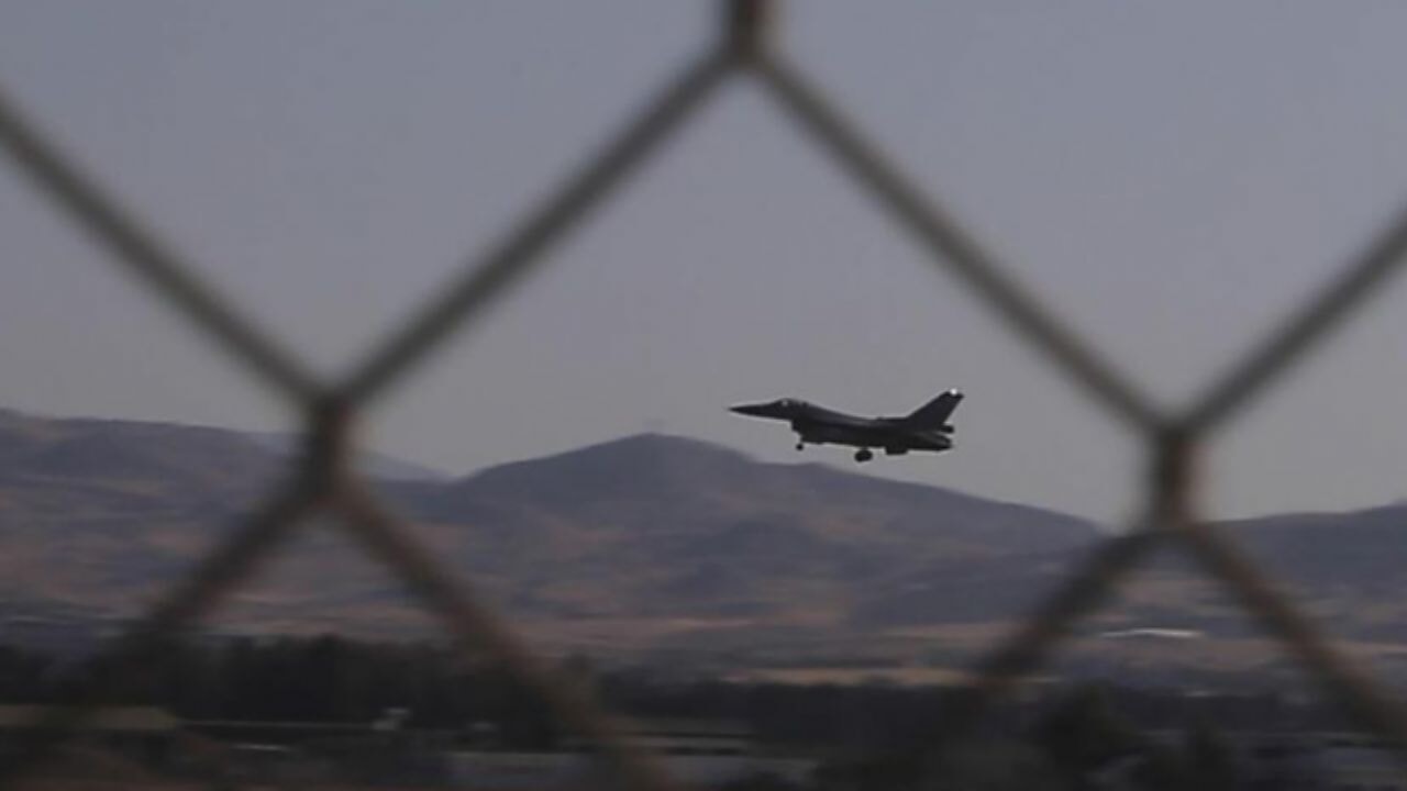 Pakistan, Hindistan'ı vurdu: 5 savaş uçağı ve bir karargah imha edildi