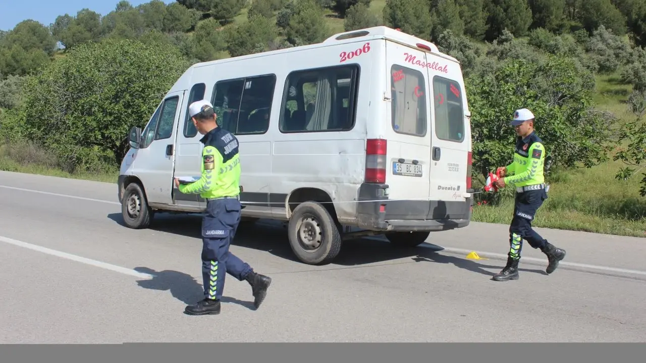 İzmir'de minibüs ve traktör çarpıştı! 1 ölü, 3 yaralı