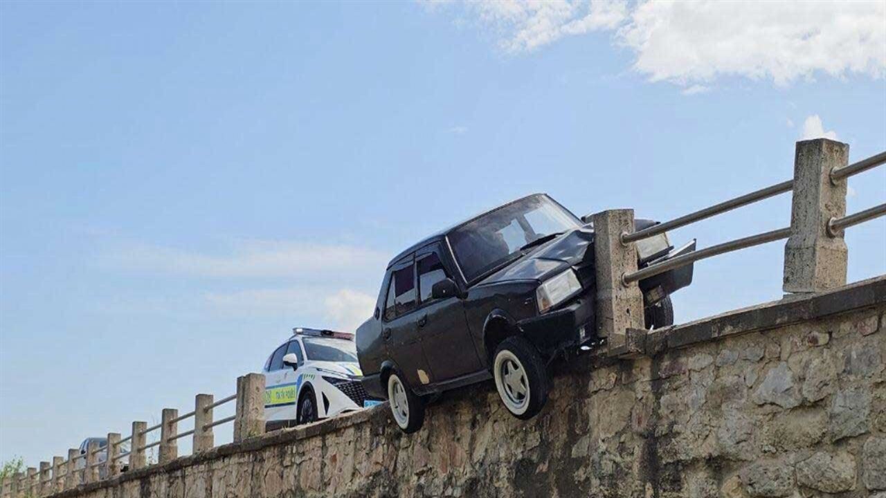 Bariyere çarpan otomobil köprüde asılı kaldı