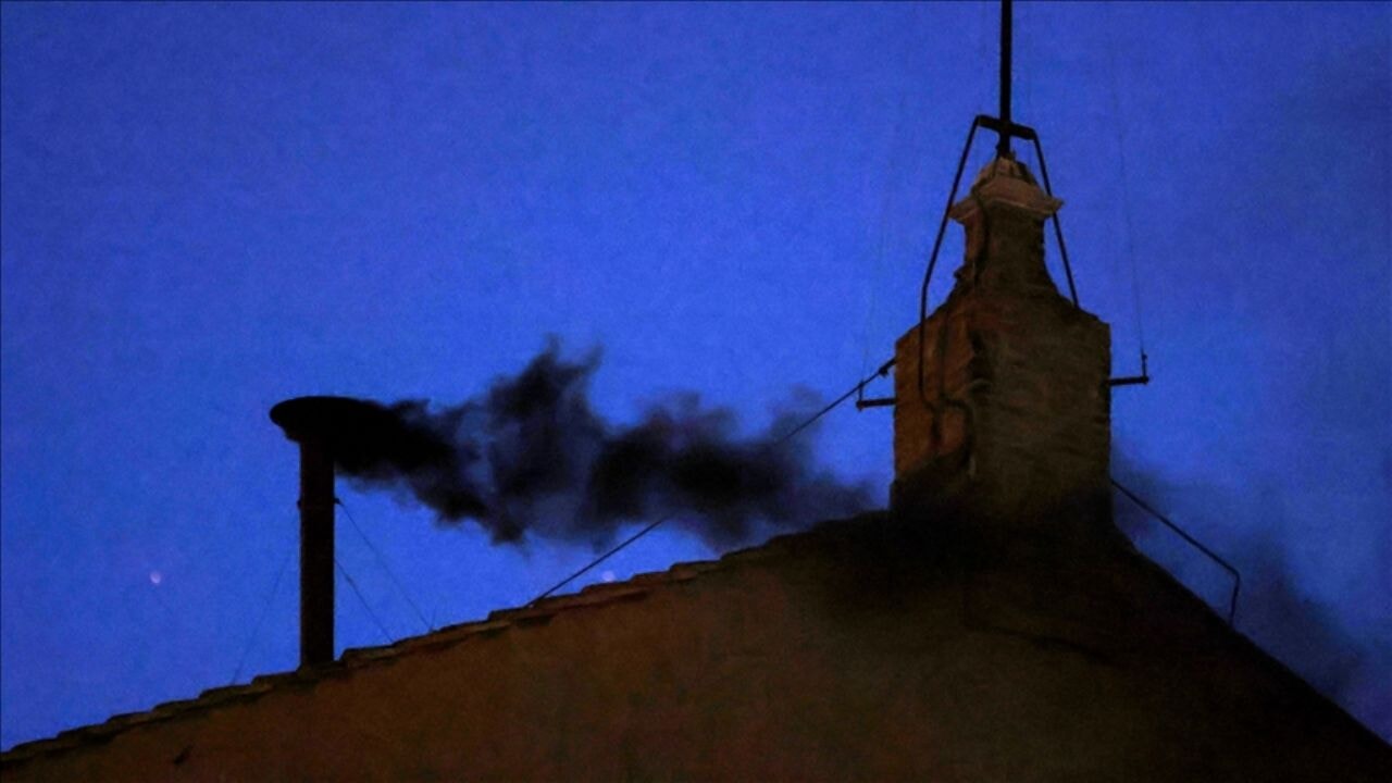 Vatikan'da beklenen karar çıkmadı: Siyah duman umutları erteledi