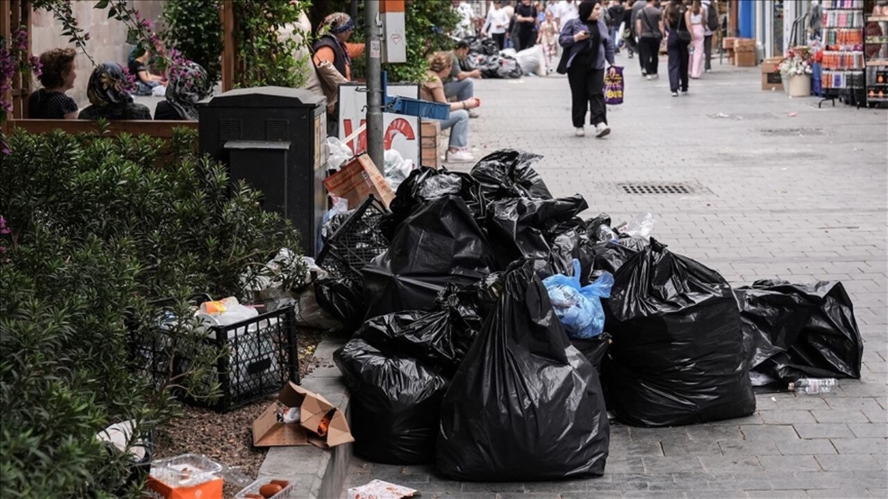 İşçilerin greve gitmesiyle cadde ve sokaklarda çöp yığınları oluştu