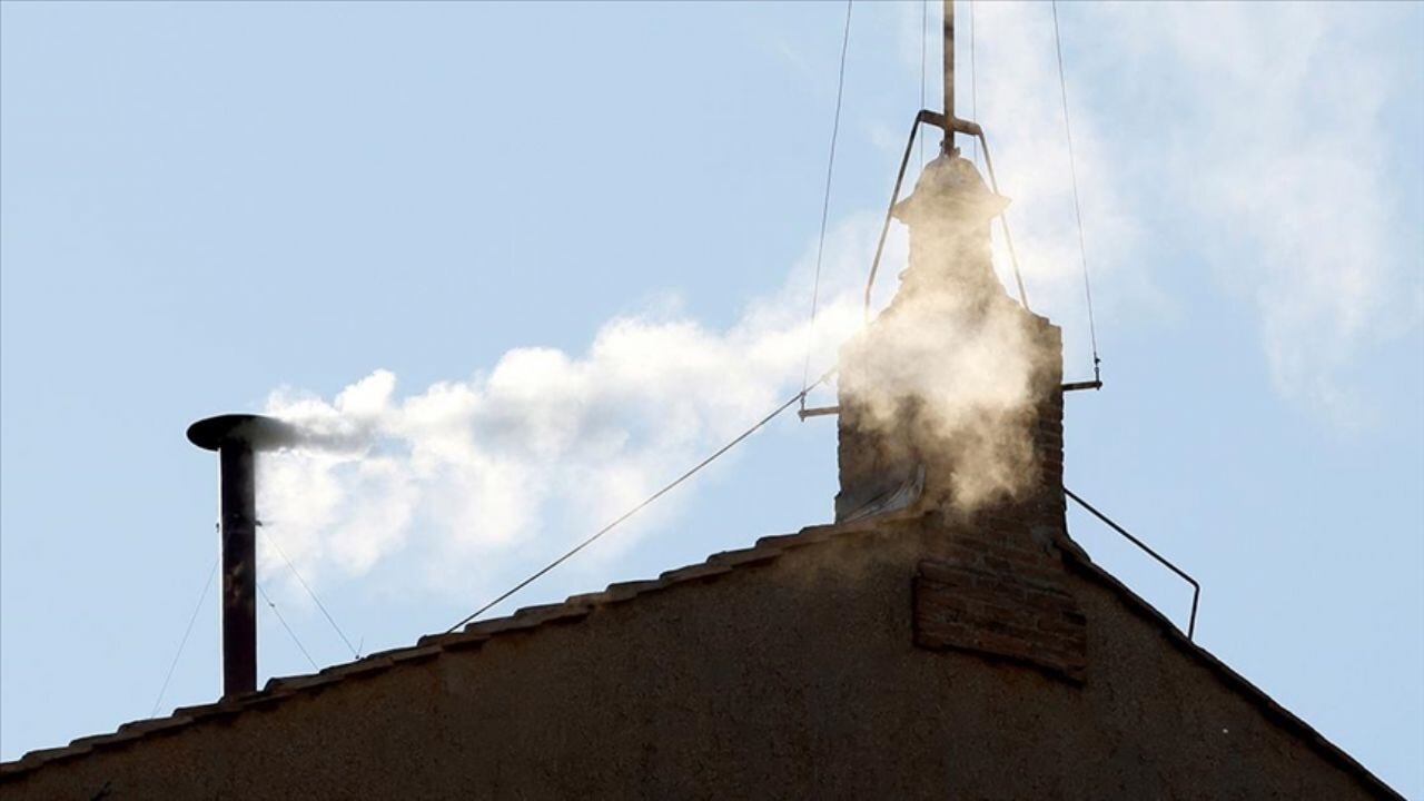 Vatikan'da yeni papa seçildi