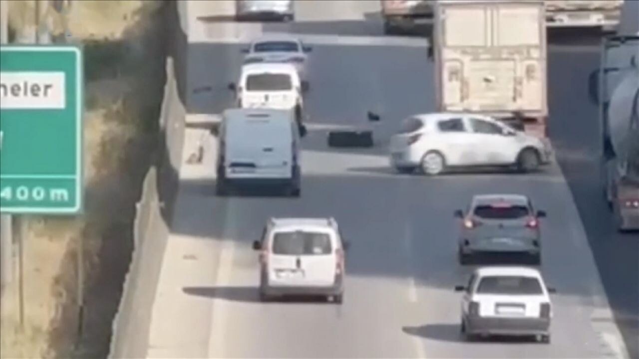 Adana'da patlayan araç lastiğinin neden olduğu kazalar görüntülendi