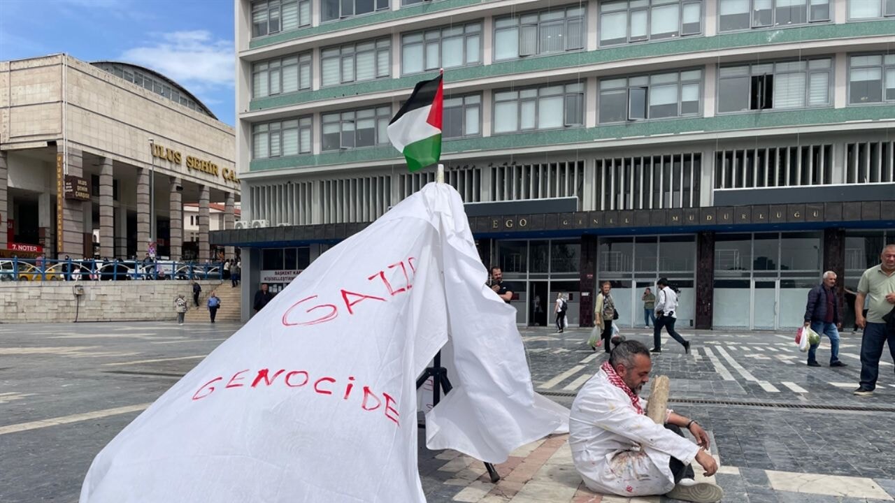 Öğretim görevlisinden kefenli Gazze protestosu: 'Ses çıkarmıyoruz'