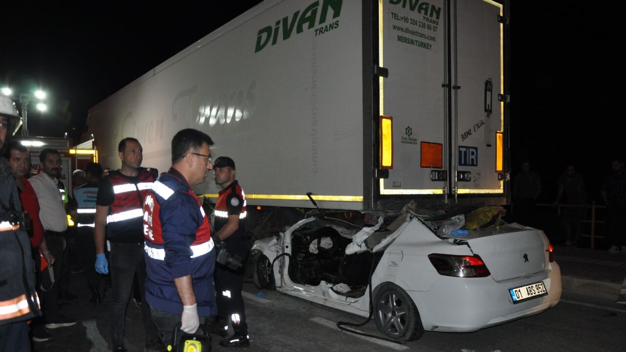 Silifke'de korkunç kaza! Tırın altında can verdiler