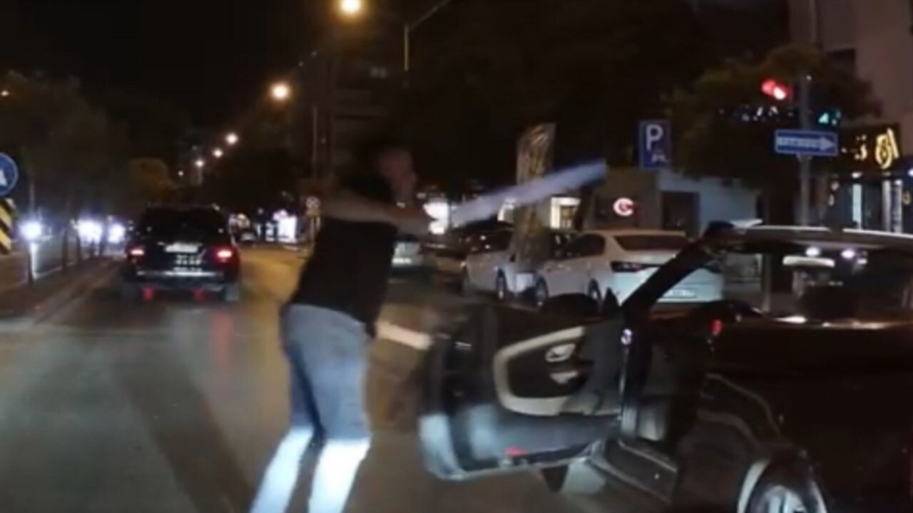 Trafikte tartıştı, döner bıçağı çekti!