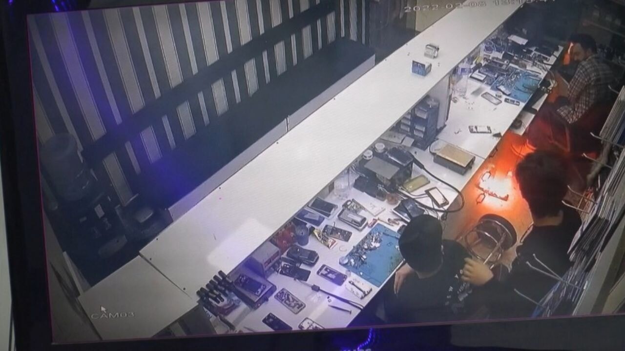 Cep telefonu bataryasının patlaması güvenlik kamerasında