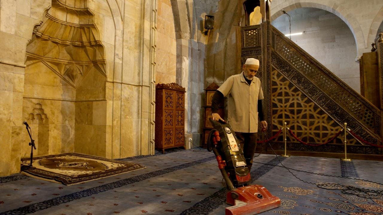 Tarihi Ulu Cami'nin 7 yıldır gönüllü olarak temizliğini yapıyor