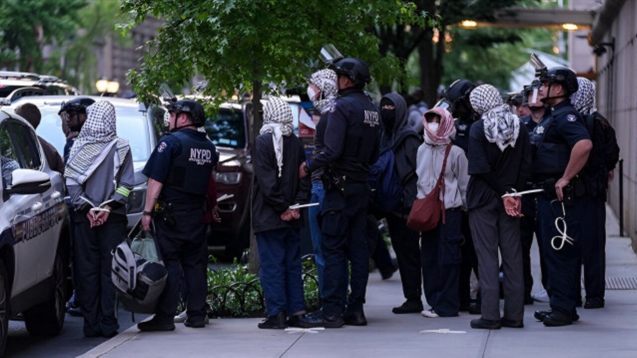 Columbia Üniversitesi'nde Filistin'e destek veren göstericiler gözaltına alındı