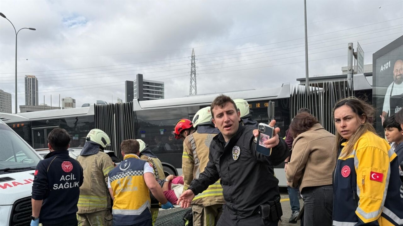 Beylikdüzü'nde iki metrobüs çarpıştı: 1 ölü 40 yaralı