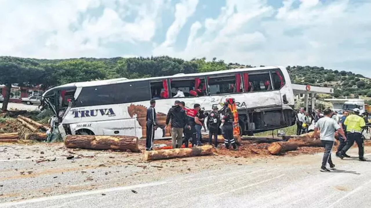 Çanakkale'deki feci kaza sonrası yola dökülen tomruklar can aldı