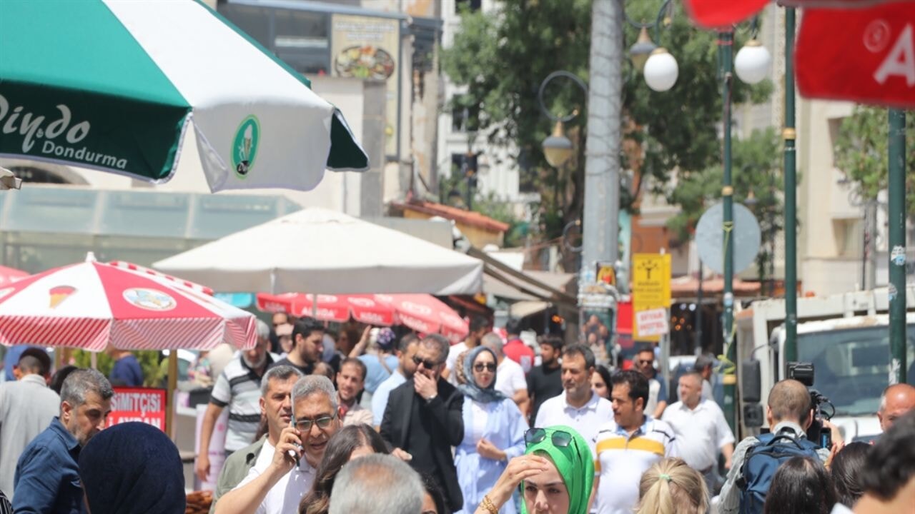 PKK'nın fesih kararı ve Diyarbakır'da halay: Kim ne dedi?