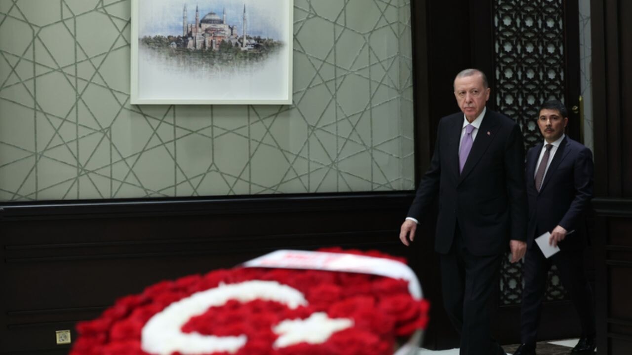 Erdoğan'dan kritik açıklamalar... Bahçeli'den kabine toplantısına ay yıldızlı '102 gül'